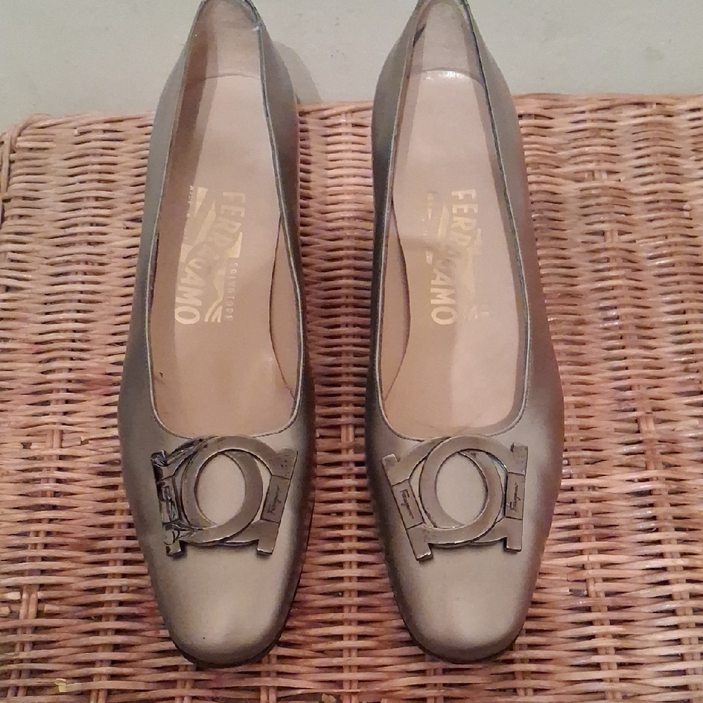 Salvatore Ferragamo Women's Metallic Gray Heels Size 7 1/2 AA - Picture 1 of 15